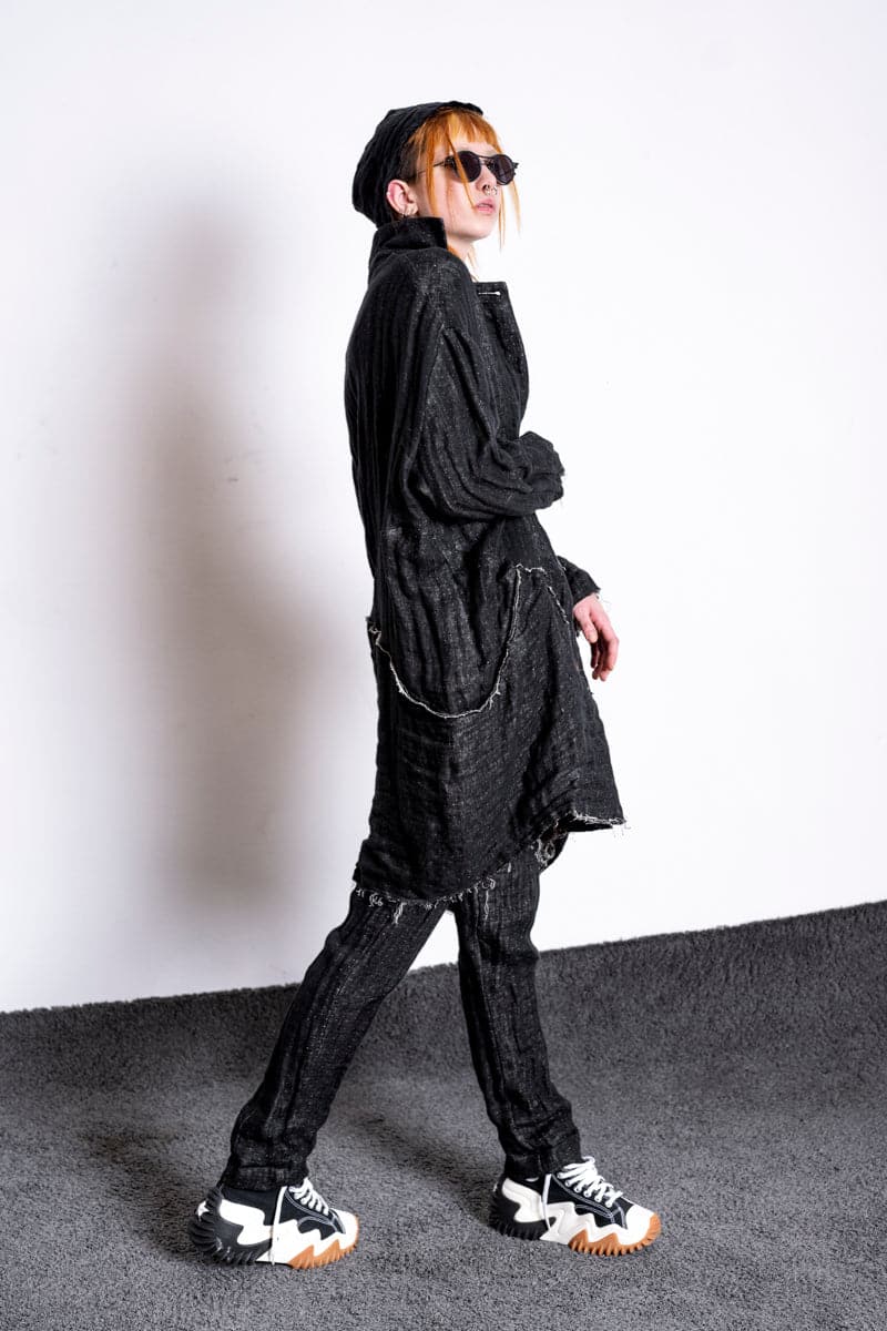 eigensinnig wien | Laozi | Oversized Damenmantel in Schwarz aus leichtem Leinen in Distressed Look