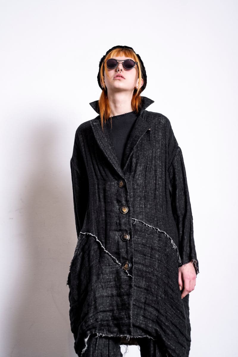 eigensinnig wien | Laozi | Oversized Damenmantel in Schwarz aus leichtem Leinen in Distressed Look