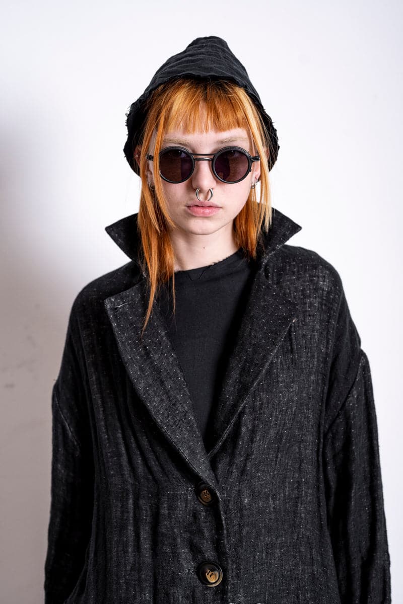 eigensinnig wien | Laozi | Oversized Damenmantel in Schwarz aus leichtem Leinen in Distressed Look