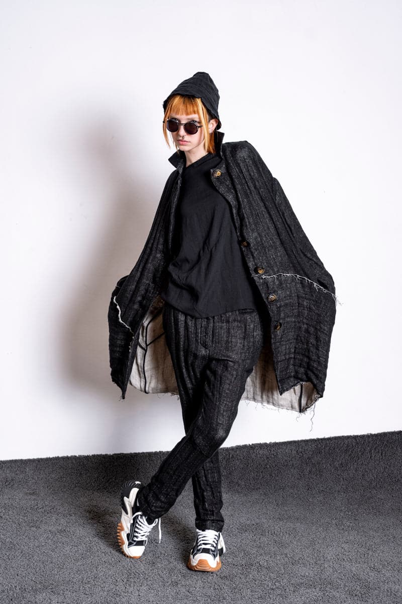 eigensinnig wien | Laozi | Oversized Damenmantel in Schwarz aus leichtem Leinen in Distressed Look