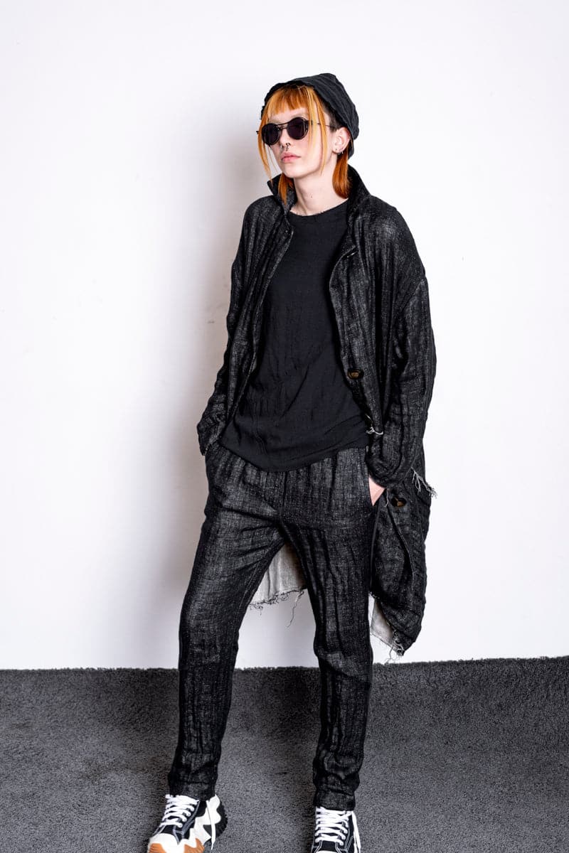 eigensinnig wien | Laozi | Oversized Damenmantel in Schwarz aus leichtem Leinen in Distressed Look