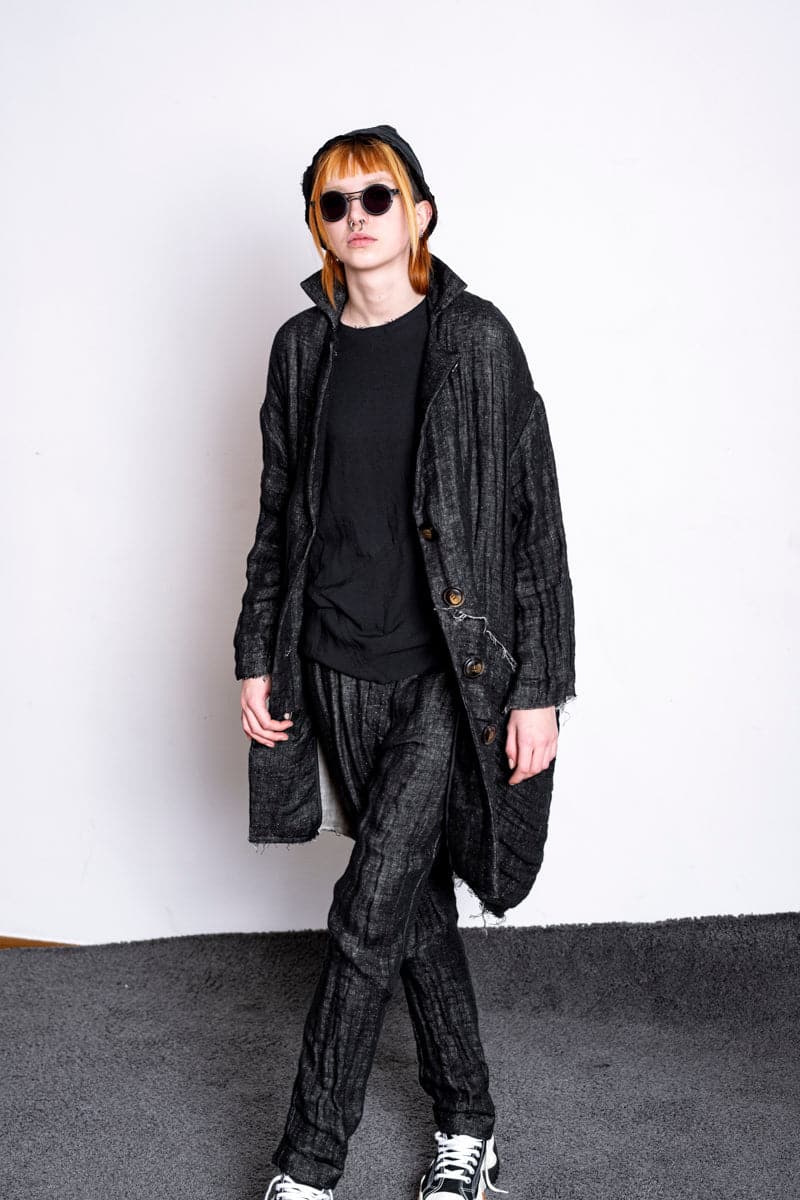 eigensinnig wien | Laozi | Oversized Damenmantel in Schwarz aus leichtem Leinen in Distressed Look