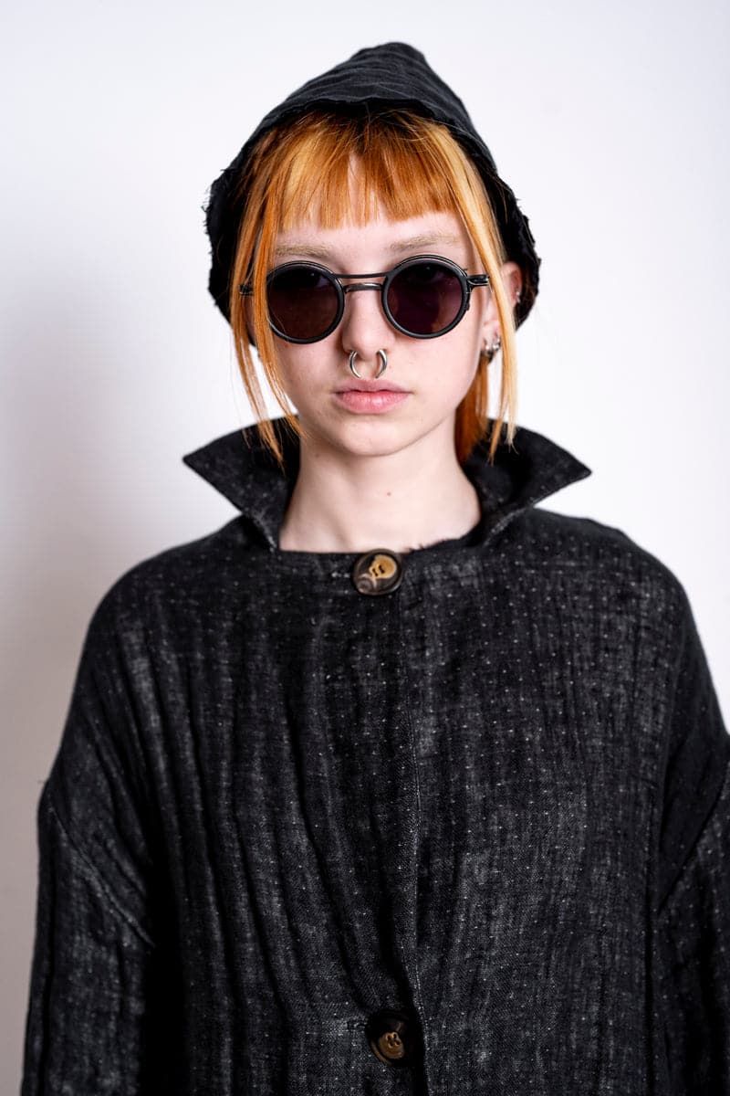 eigensinnig wien | Laozi | Oversized Damenmantel in Schwarz aus leichtem Leinen in Distressed Look