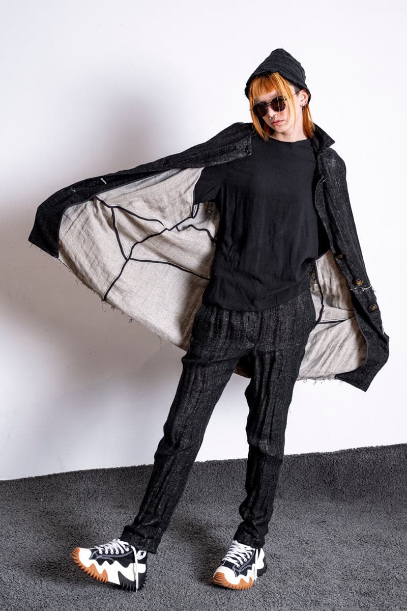 eigensinnig wien | Laozi | Oversized Damenmantel in Schwarz aus leichtem Leinen in Distressed Look