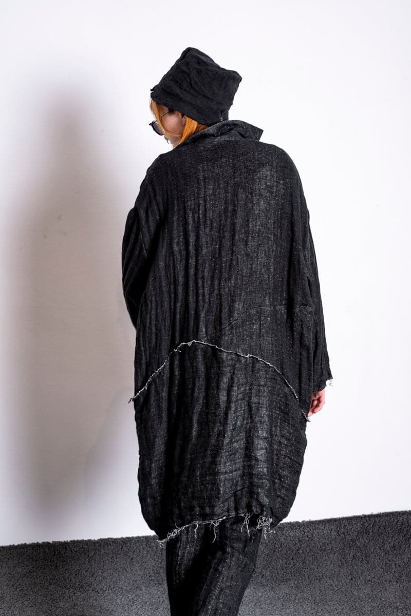 eigensinnig wien | Laozi | Oversized Damenmantel in Schwarz aus leichtem Leinen in Distressed Look