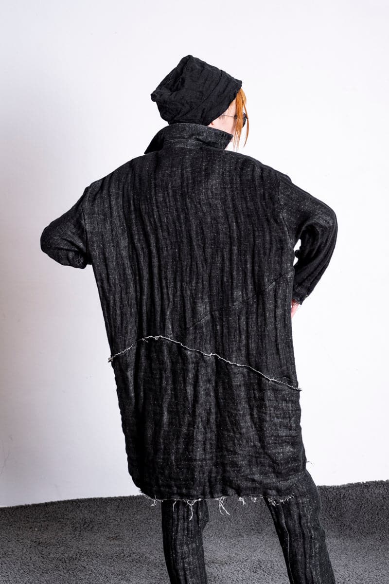 eigensinnig wien | Laozi | Oversized Damenmantel in Schwarz aus leichtem Leinen in Distressed Look