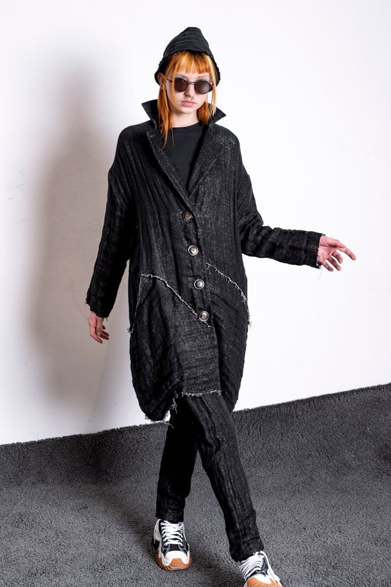 eigensinnig wien | Laozi | Oversized Damenmantel in Schwarz aus leichtem Leinen in Distressed Look