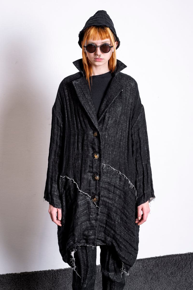 eigensinnig wien | Laozi | Oversized Damenmantel in Schwarz aus leichtem Leinen in Distressed Look