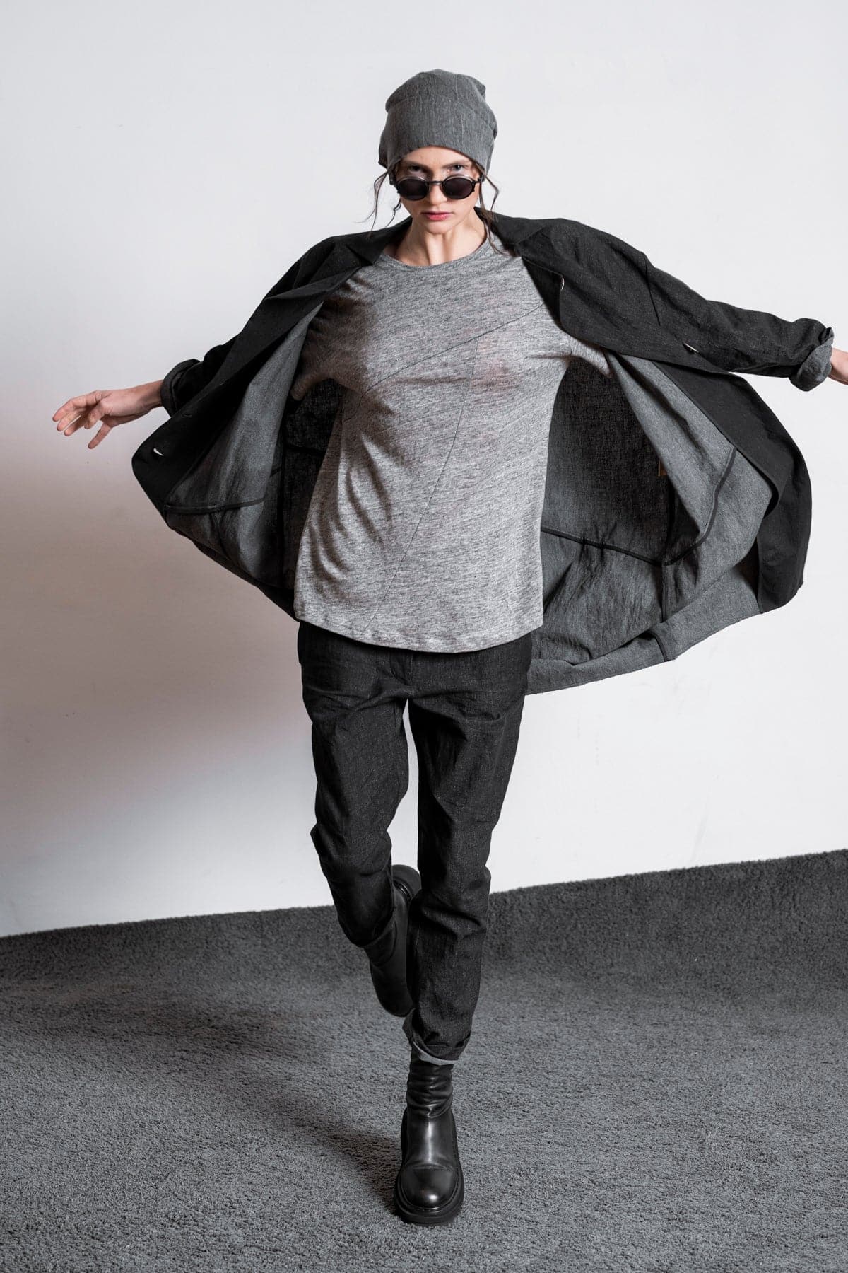 eigensinnig wien | Laozi | Schwarzer Oversize Mantel für Damen aus beschichtetem Leinen