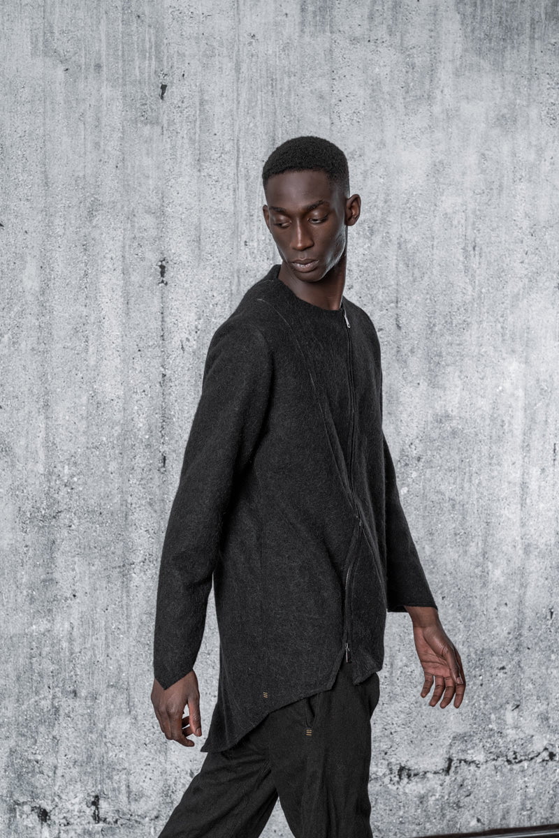 eigensinnig wien | Lavinia | Langer, asymmetrischer Alpaka Pullover mit Zip in Schwarz