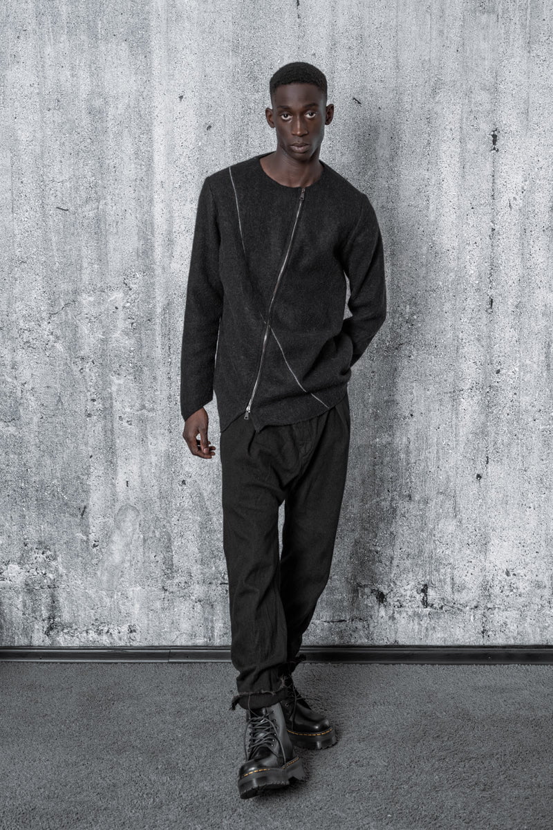 eigensinnig wien | Lavinia | Langer, asymmetrischer Alpaka Pullover mit Zip in Schwarz