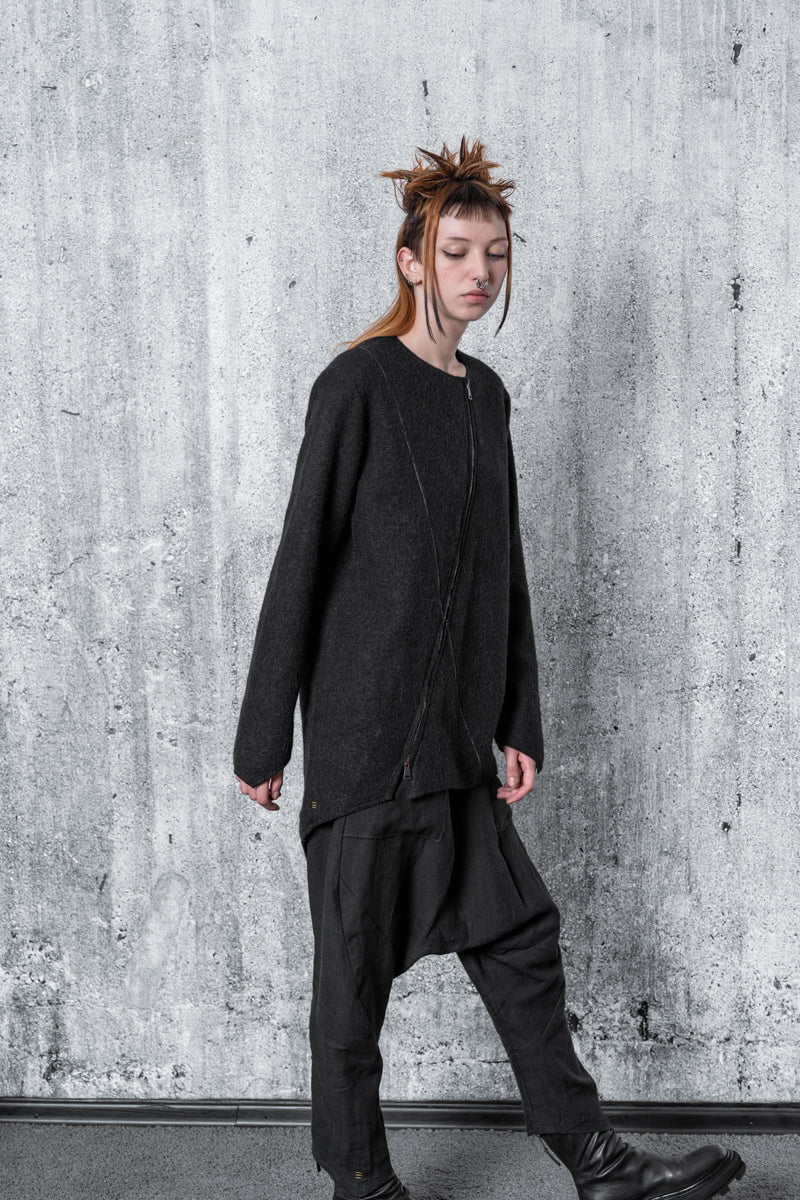 eigensinnig wien | Lavinia | Langer, asymmetrischer Alpaka Pullover mit Zip in Schwarz