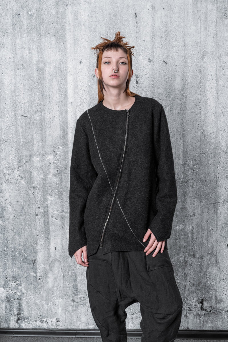 eigensinnig wien | Lavinia | Langer, asymmetrischer Alpaka Pullover mit Zip in Schwarz