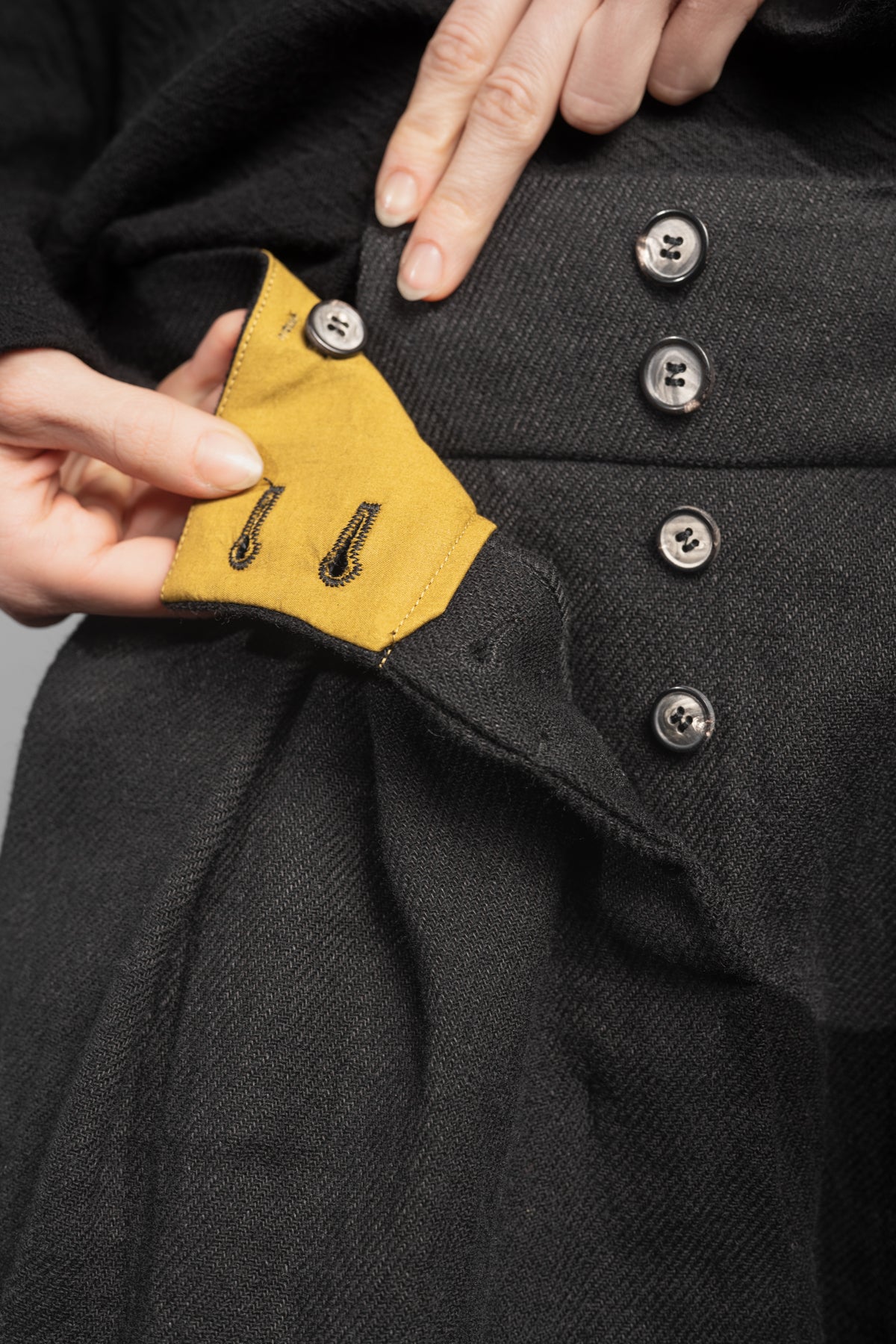 eigensinnig wien | Leontion | Extravagante, weite schwarze Damen Designerhose mit Bundfalten aus Wolle