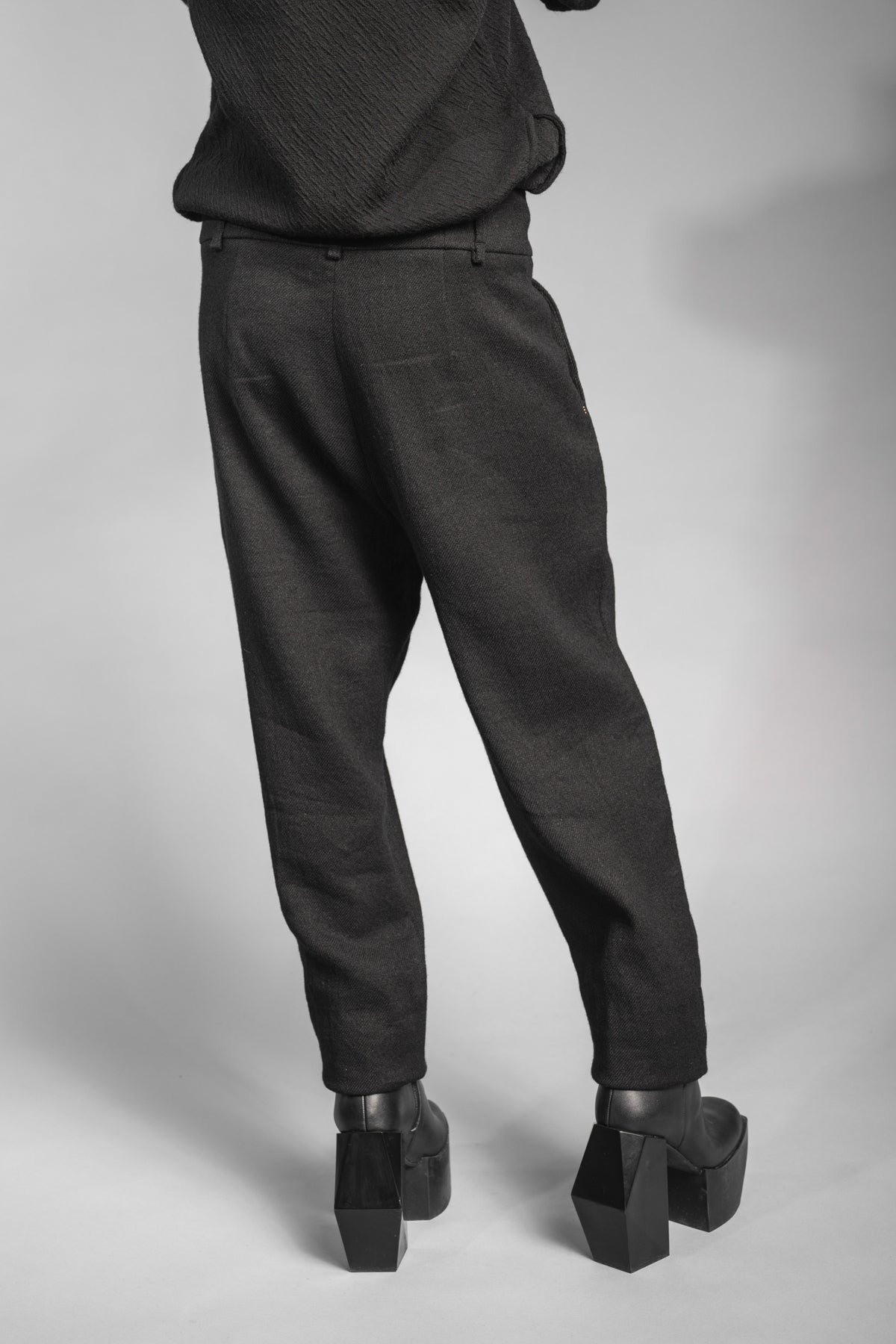 eigensinnig wien | Leontion | Extravagante, weite schwarze Damen Designerhose mit Bundfalten aus Wolle