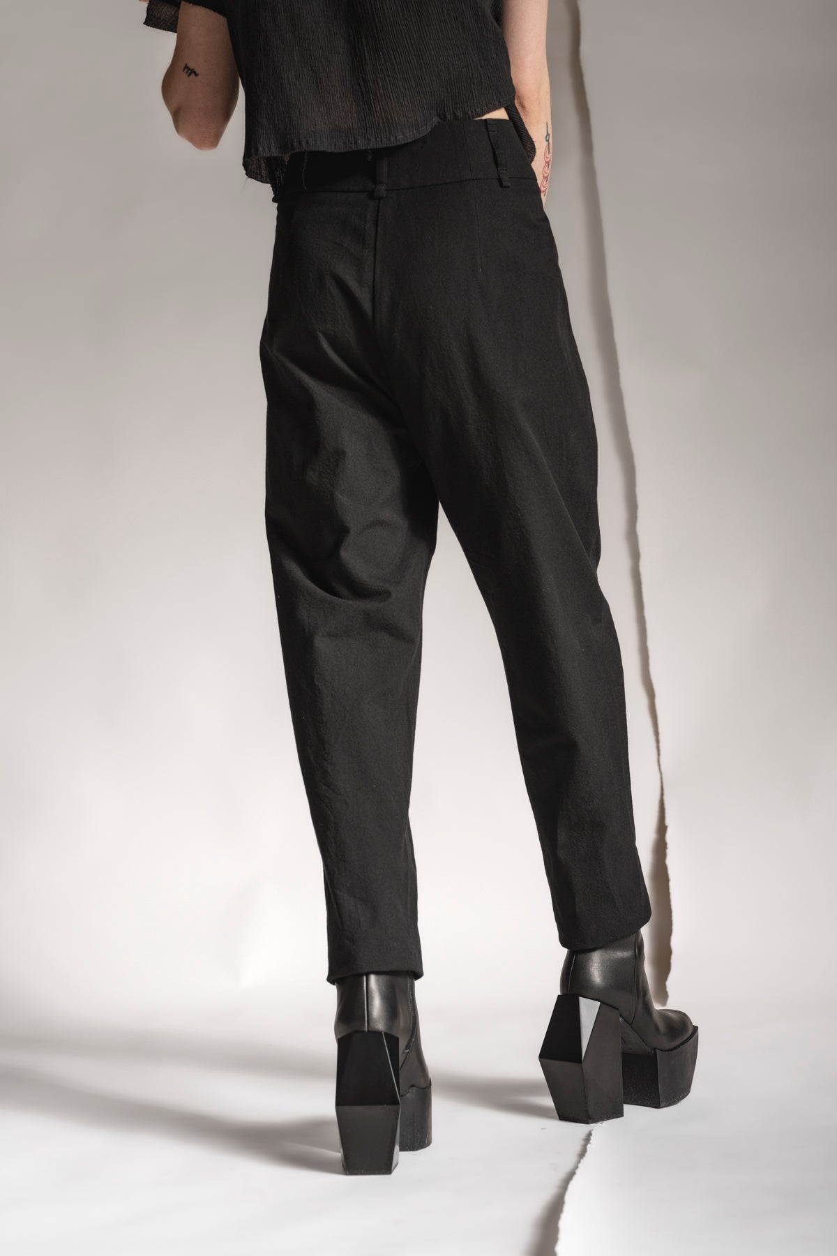 eigensinnig wien | Leontion | Schwarze Damen Baggy Hose aus Baumwolle