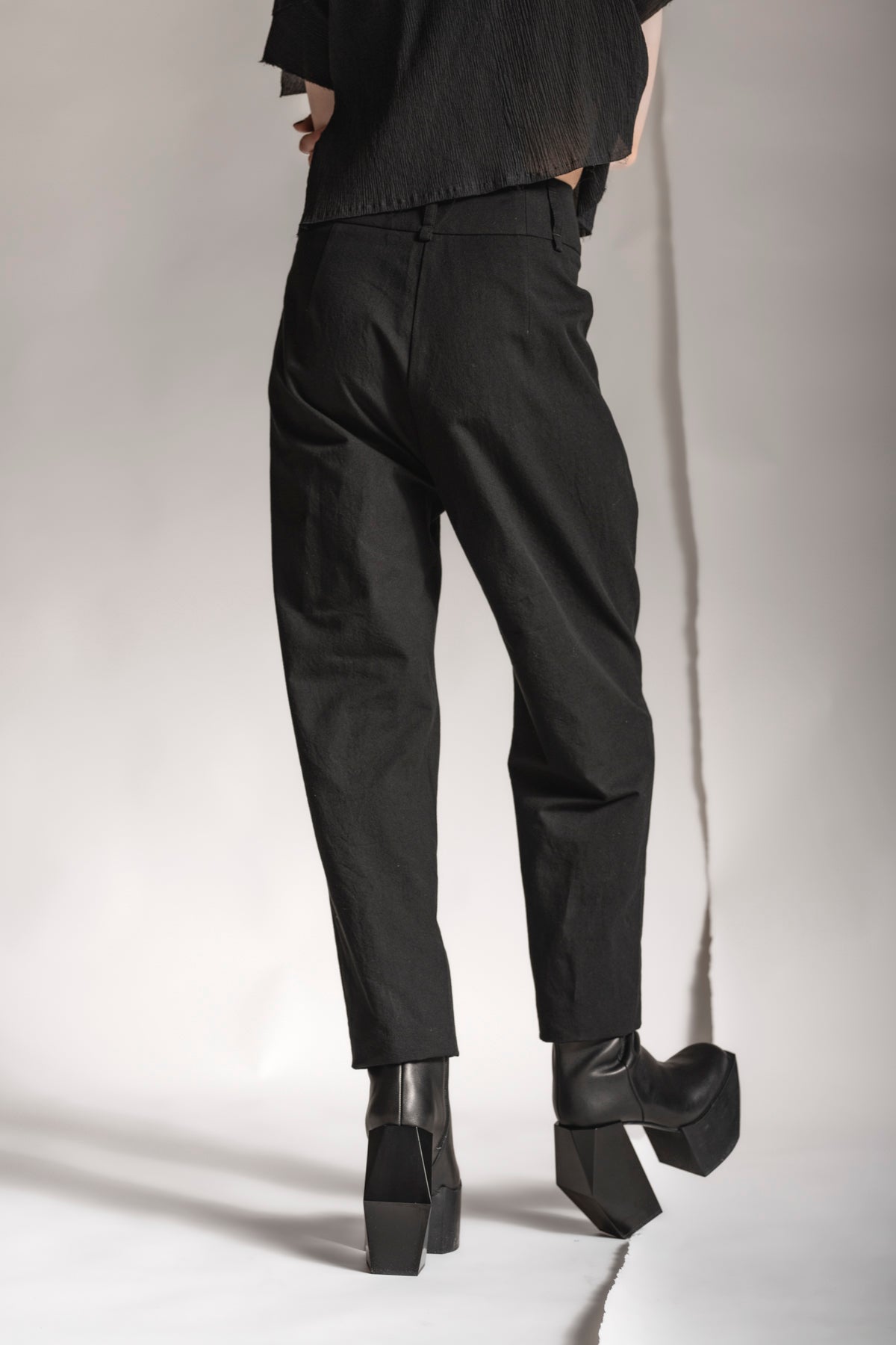 eigensinnig wien | Leontion | Schwarze Damen Baggy Hose aus Baumwolle