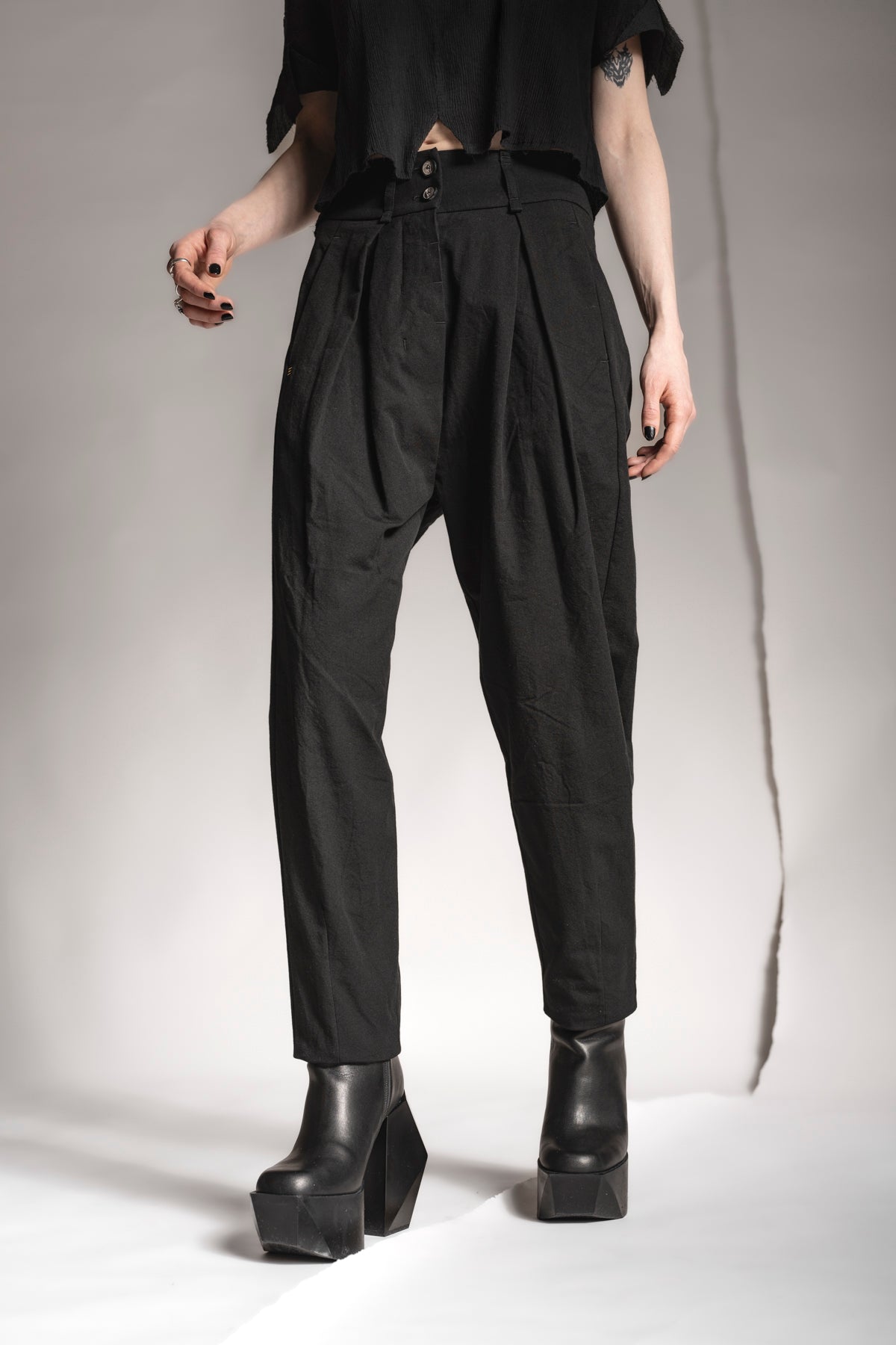 eigensinnig wien | Leontion | Schwarze Damen Baggy Hose aus Baumwolle