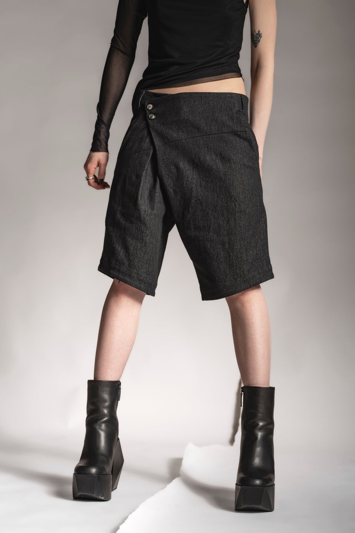 eigensinnig wien | Levinas | Designer Jeans Shorts für Damen und Herren in Grau