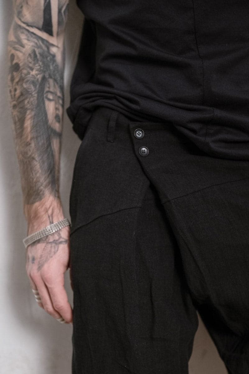 eigensinnig wien | Levinas Shorts | Außergewöhnliche kurze Leinenhose mit tiefem Schritt in schwarz