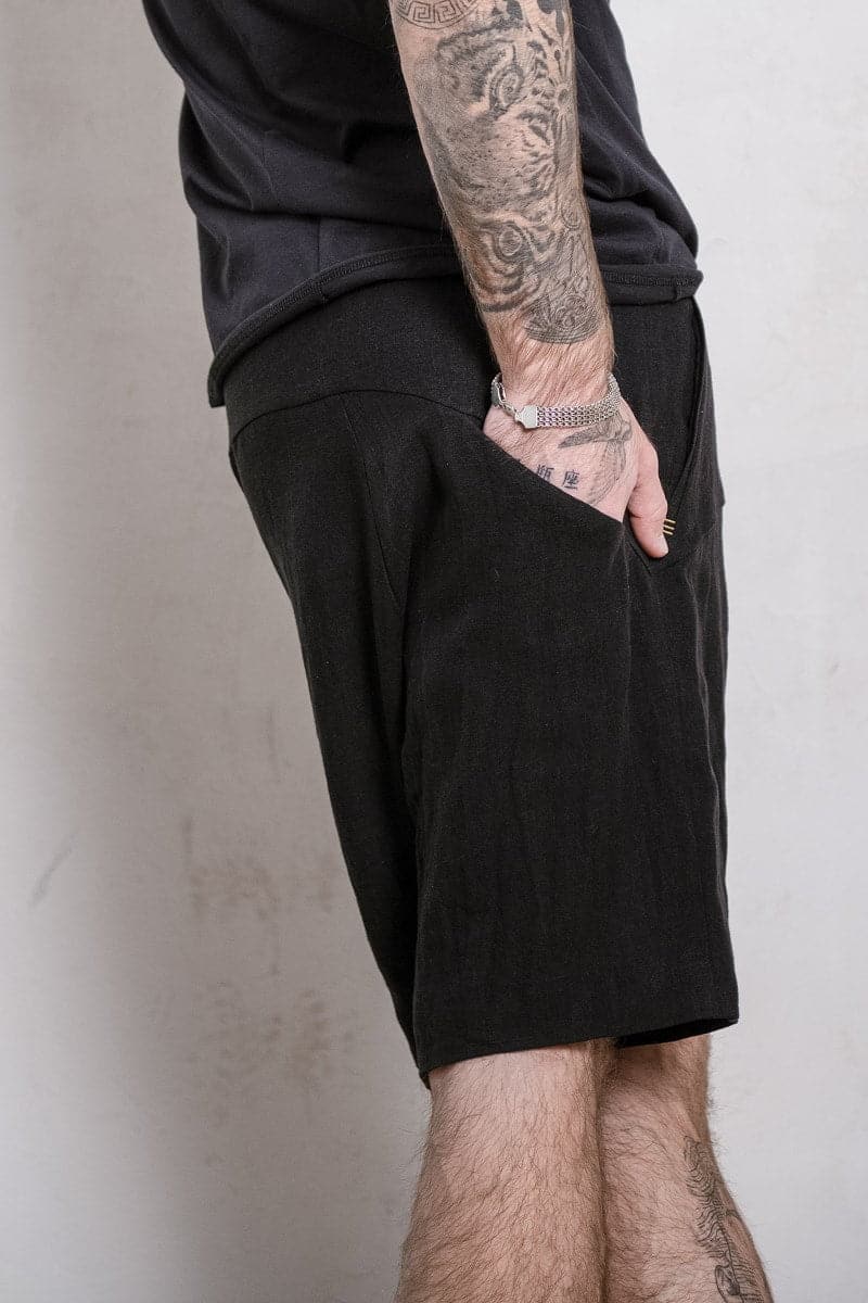 eigensinnig wien | Levinas Shorts | Außergewöhnliche kurze Leinenhose mit tiefem Schritt in schwarz