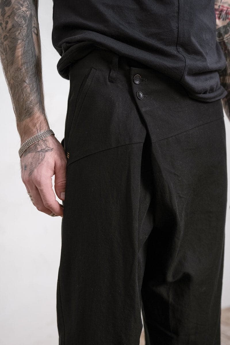 eigensinnig wien | Levinas | Unkonventionelle Hose mit tiefem Schritt aus leichter Baumwolle in schwarz