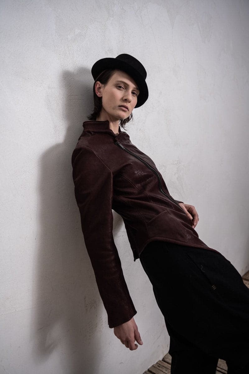 eigensinnig wien | Locke | Asymmetrische Damen-Lederjacke mit außergewöhnlichen Details in weinrot