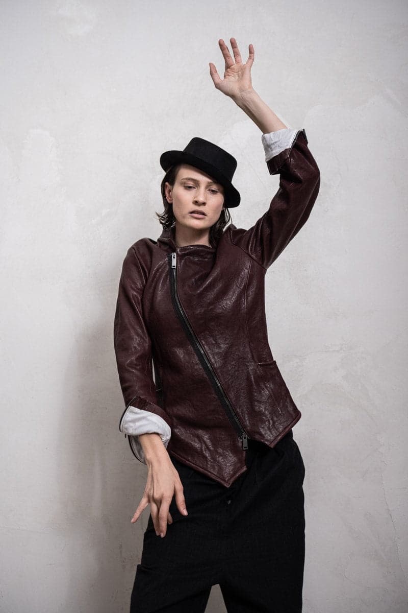 eigensinnig wien | Locke | Asymmetrische Damen-Lederjacke mit außergewöhnlichen Details in weinrot