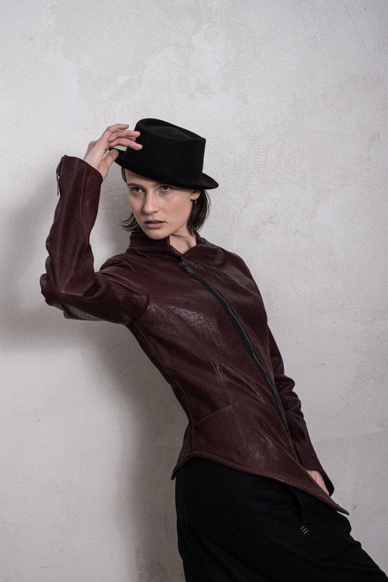 eigensinnig wien | Locke | Asymmetrische Damen-Lederjacke mit außergewöhnlichen Details in weinrot