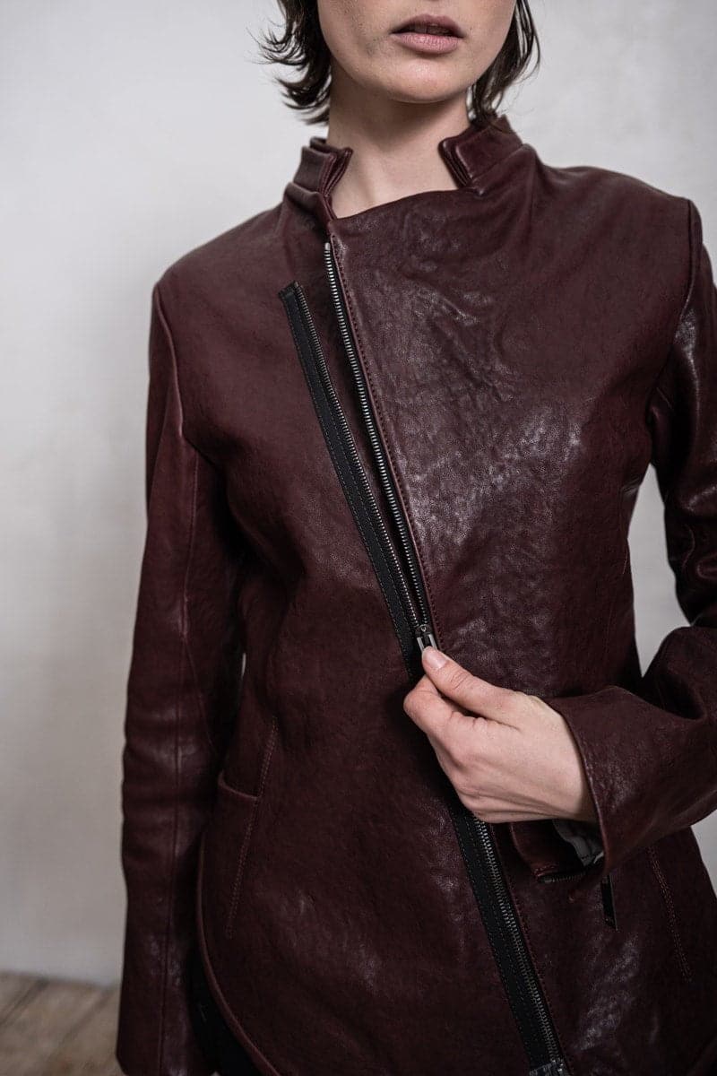 eigensinnig wien | Locke | Asymmetrische Damen-Lederjacke mit außergewöhnlichen Details in weinrot