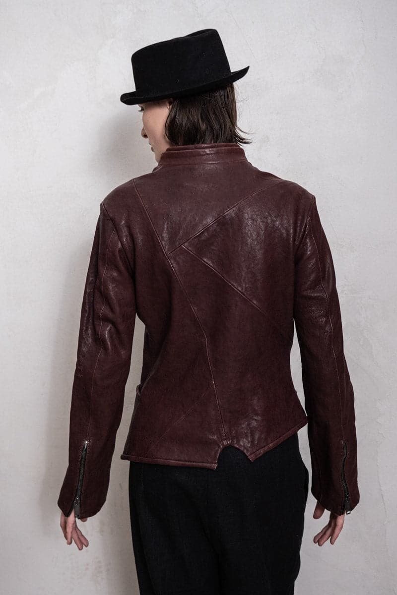 eigensinnig wien | Locke | Asymmetrische Damen-Lederjacke mit außergewöhnlichen Details in weinrot