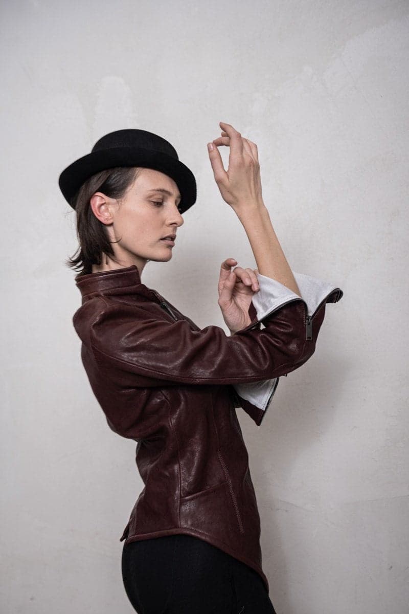 eigensinnig wien | Locke | Asymmetrische Damen-Lederjacke mit außergewöhnlichen Details in weinrot