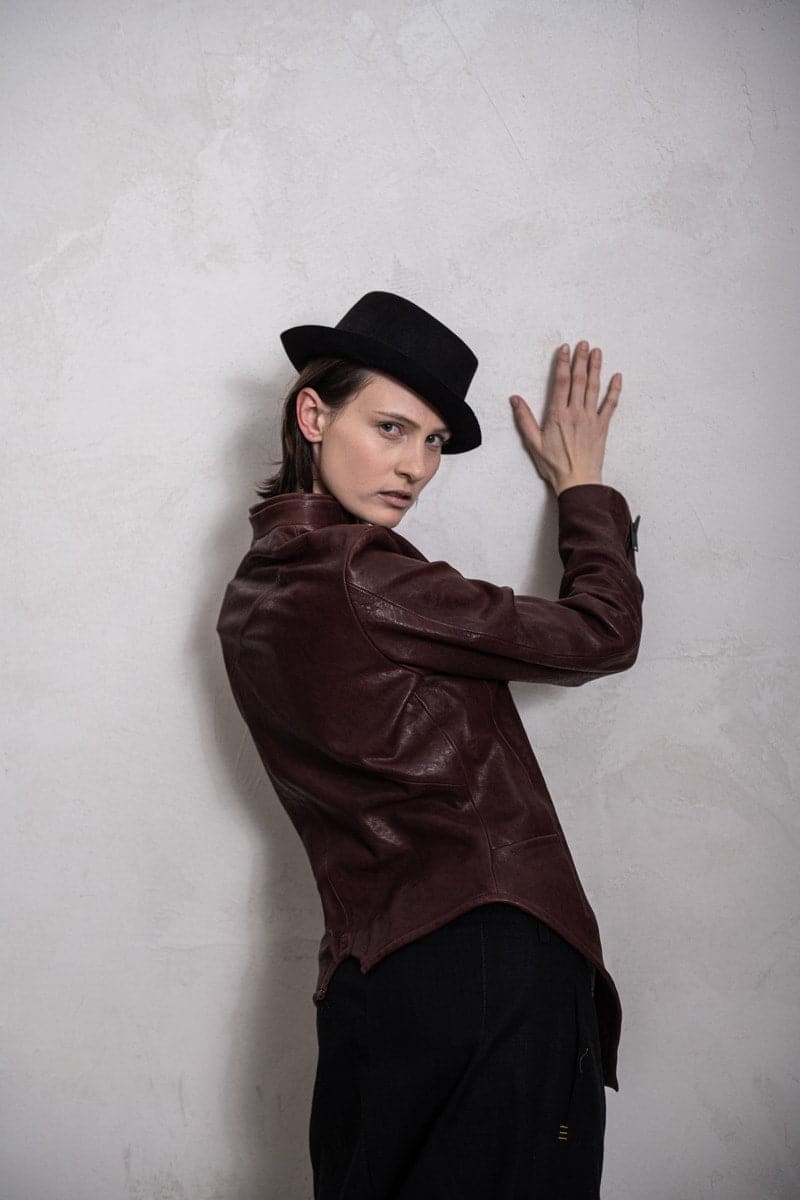 eigensinnig wien | Locke | Asymmetrische Damen-Lederjacke mit außergewöhnlichen Details in weinrot