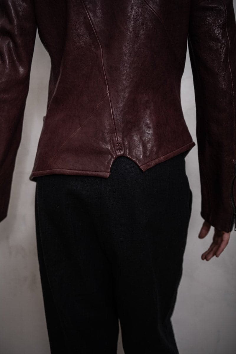 eigensinnig wien | Locke | Asymmetrische Damen-Lederjacke mit außergewöhnlichen Details in weinrot