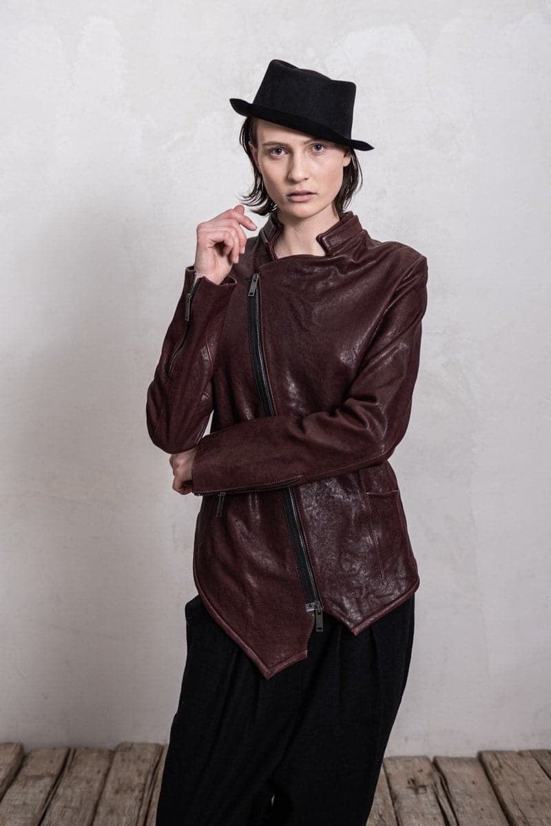 eigensinnig wien | Locke | Asymmetrische Damen-Lederjacke mit außergewöhnlichen Details in weinrot