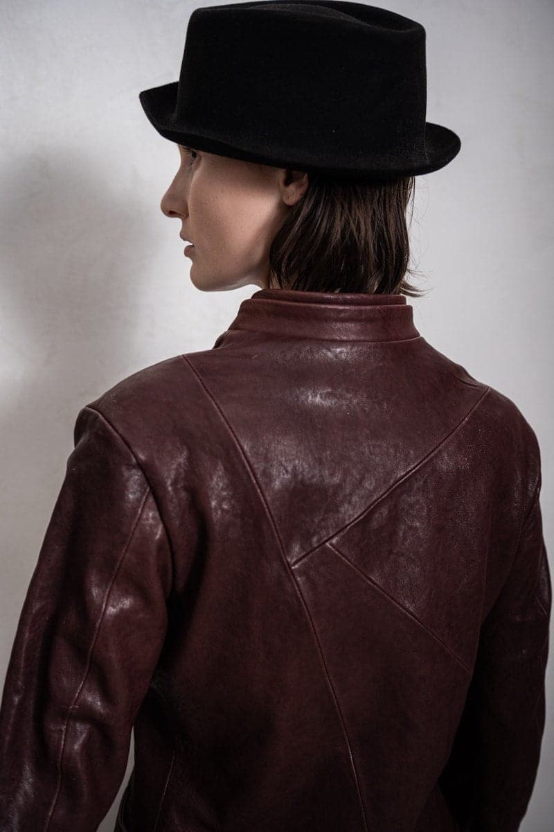 eigensinnig wien | Locke | Asymmetrische Damen-Lederjacke mit außergewöhnlichen Details in weinrot