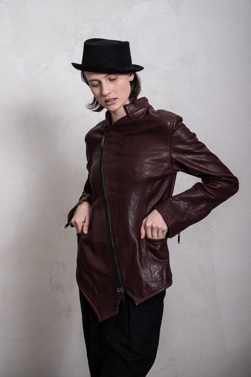 eigensinnig wien | Locke | Asymmetrische Damen-Lederjacke mit außergewöhnlichen Details in weinrot