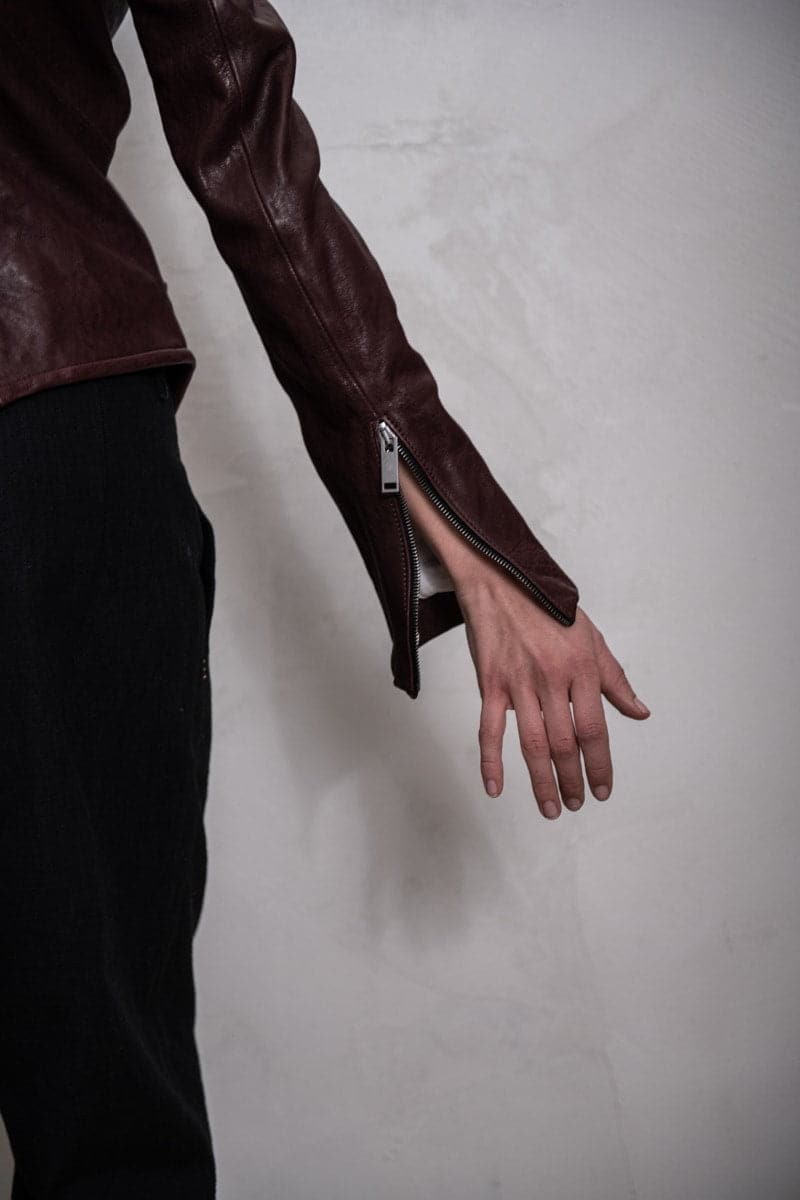 eigensinnig wien | Locke | Asymmetrische Damen-Lederjacke mit außergewöhnlichen Details in weinrot