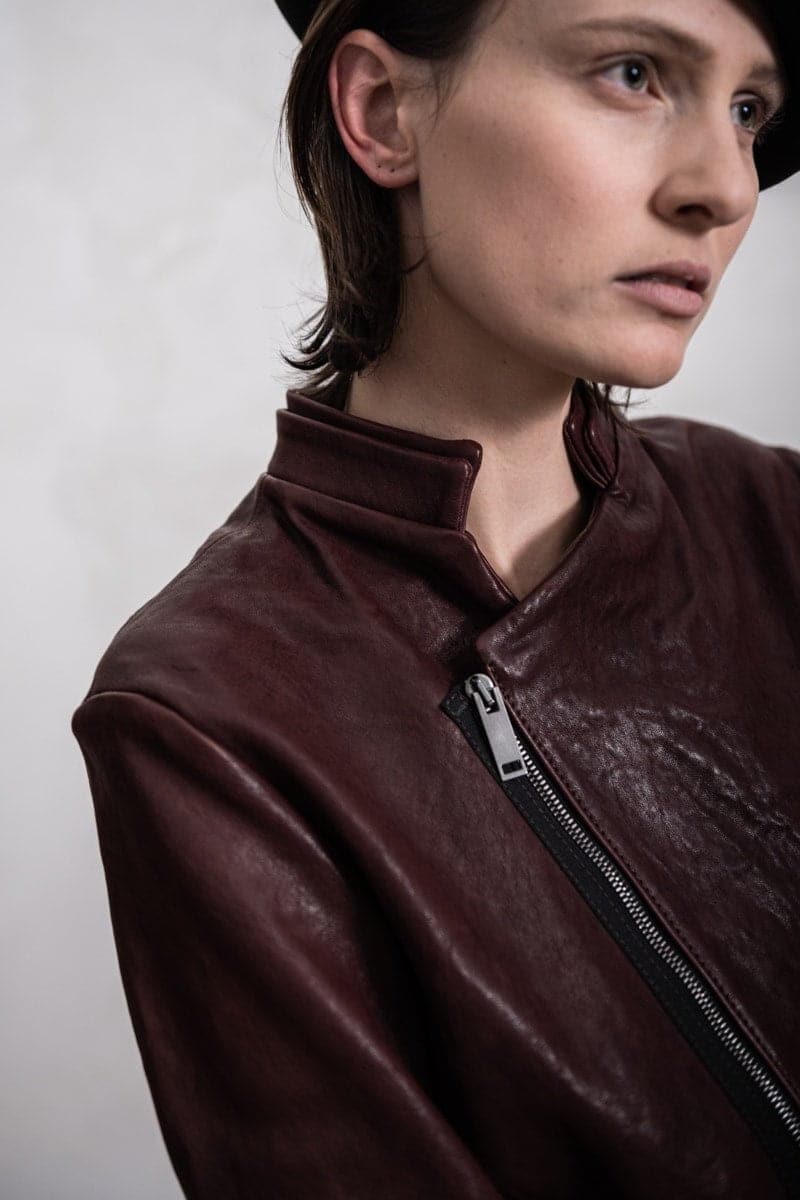 eigensinnig wien | Locke | Asymmetrische Damen-Lederjacke mit außergewöhnlichen Details in weinrot