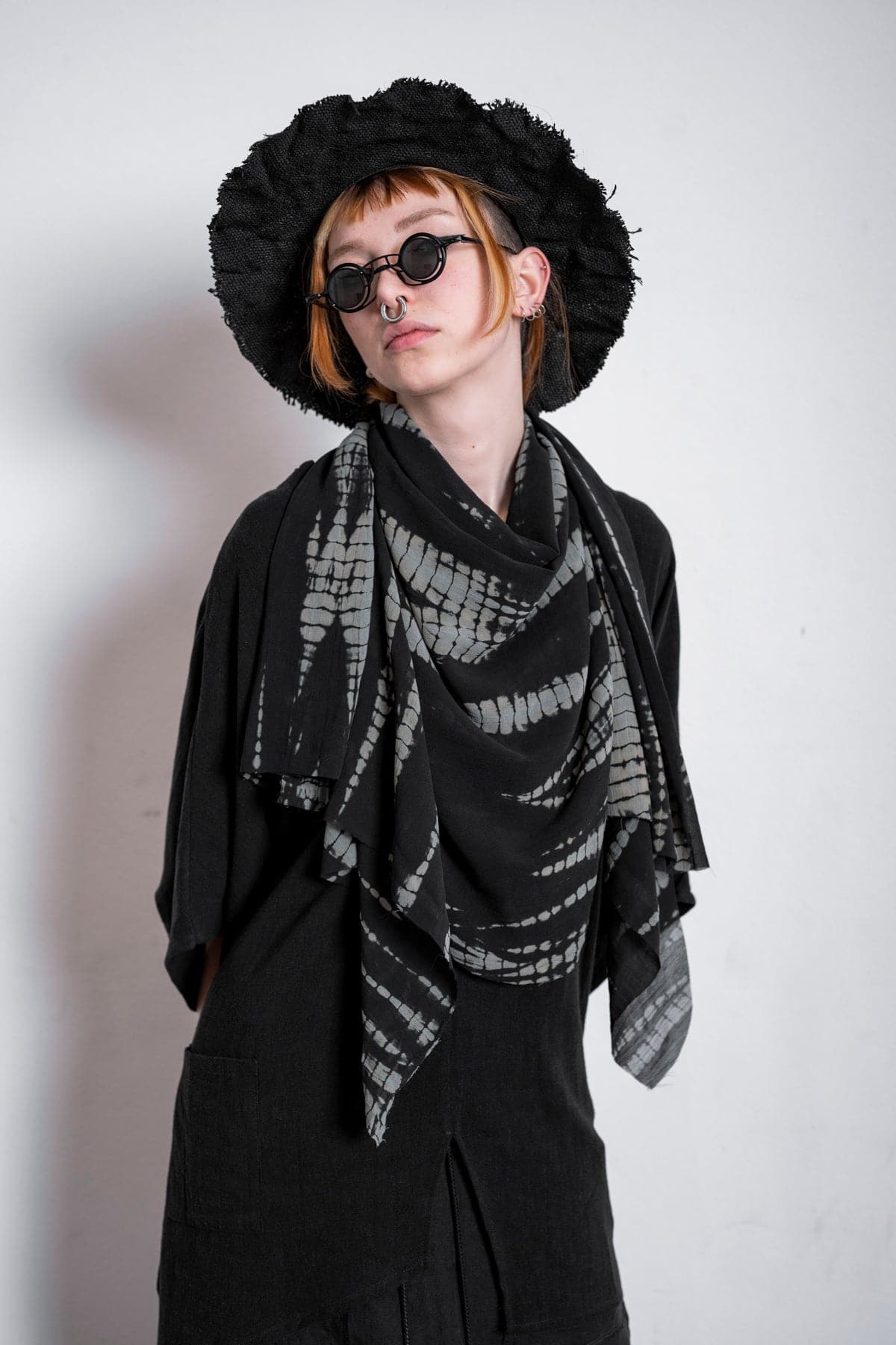 eigensinnig wien | Lucifer | Extravaganter schwarzer Seidenschal mit Print für Damen