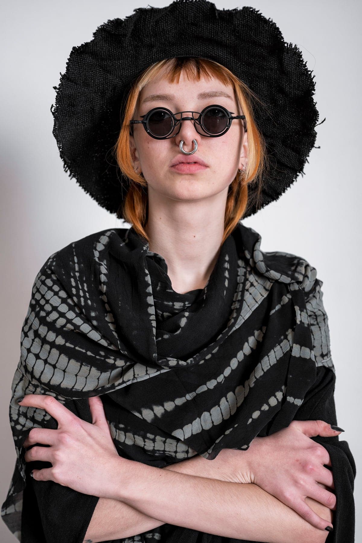 eigensinnig wien | Lucifer | Extravaganter schwarzer Seidenschal mit Print für Damen