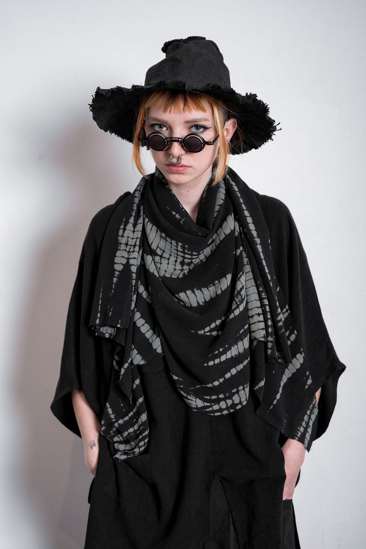 eigensinnig wien | Lucifer | Extravaganter schwarzer Seidenschal mit Print für Damen