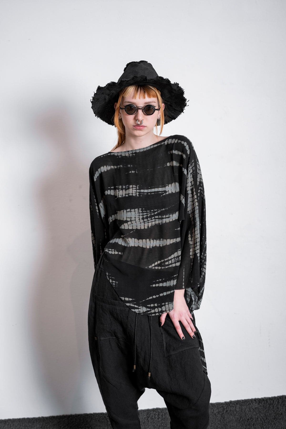 eigensinnig wien | Lucifer | Extravaganter schwarzer Seidenschal mit Print für Damen