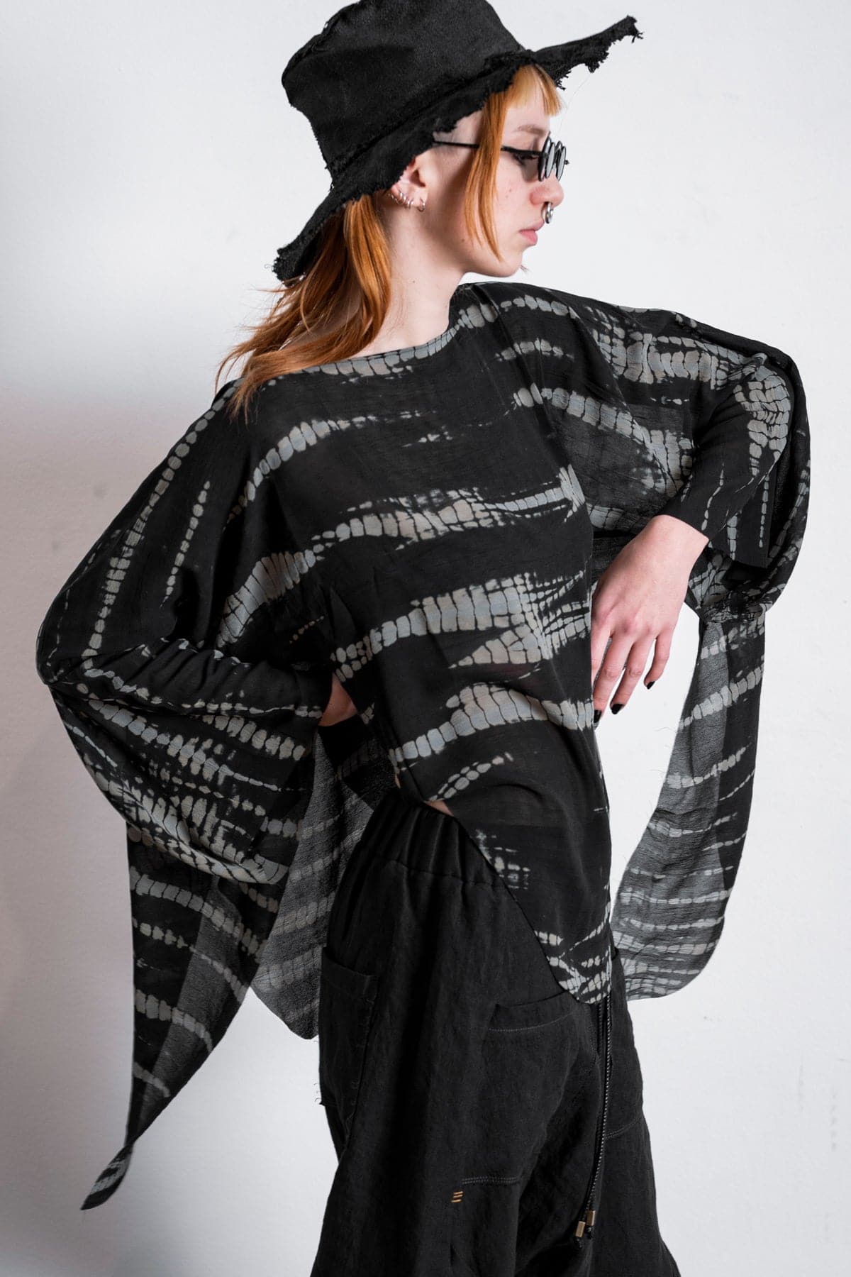 eigensinnig wien | Lucifer | Extravaganter schwarzer Seidenschal mit Print für Damen