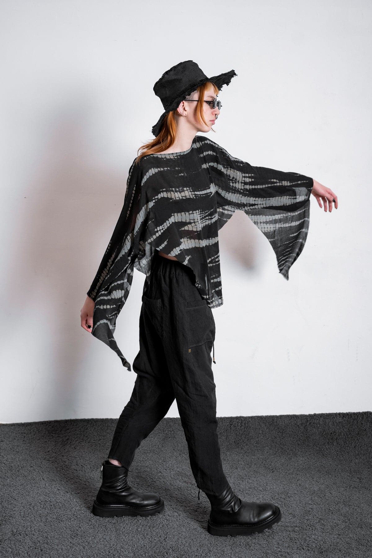 eigensinnig wien | Lucifer | Extravaganter schwarzer Seidenschal mit Print für Damen