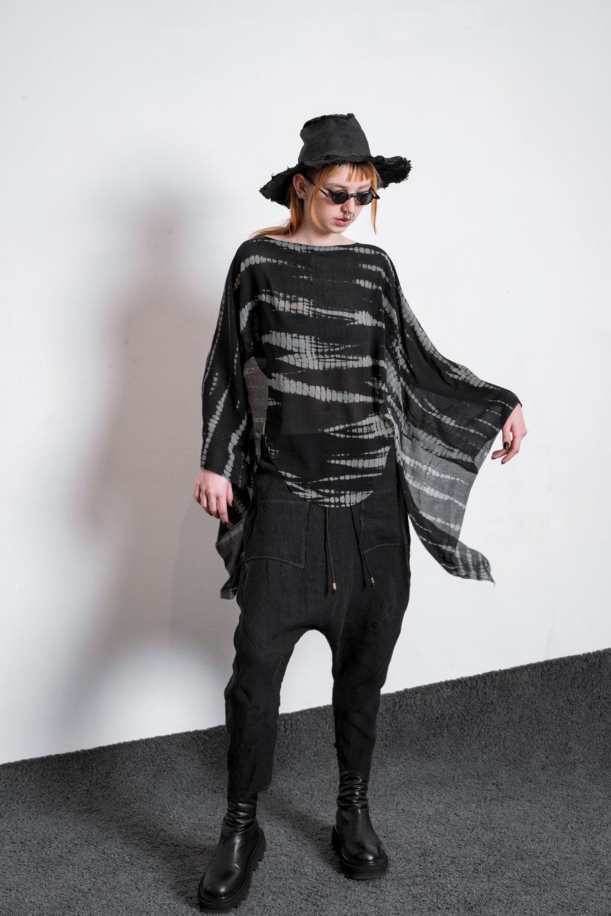 eigensinnig wien | Lucifer | Extravaganter schwarzer Seidenschal mit Print für Damen