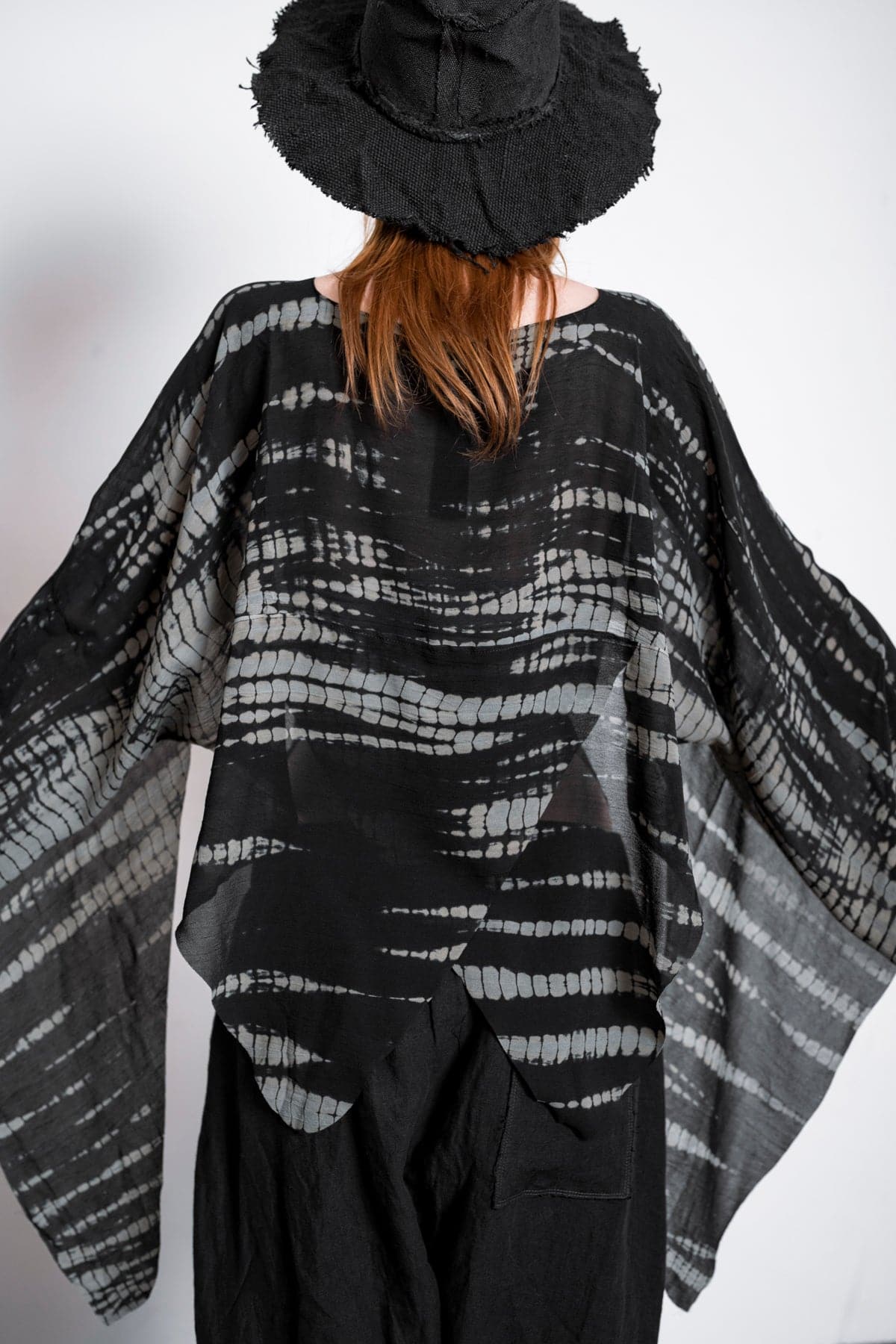 eigensinnig wien | Lucifer | Extravaganter schwarzer Seidenschal mit Print für Damen