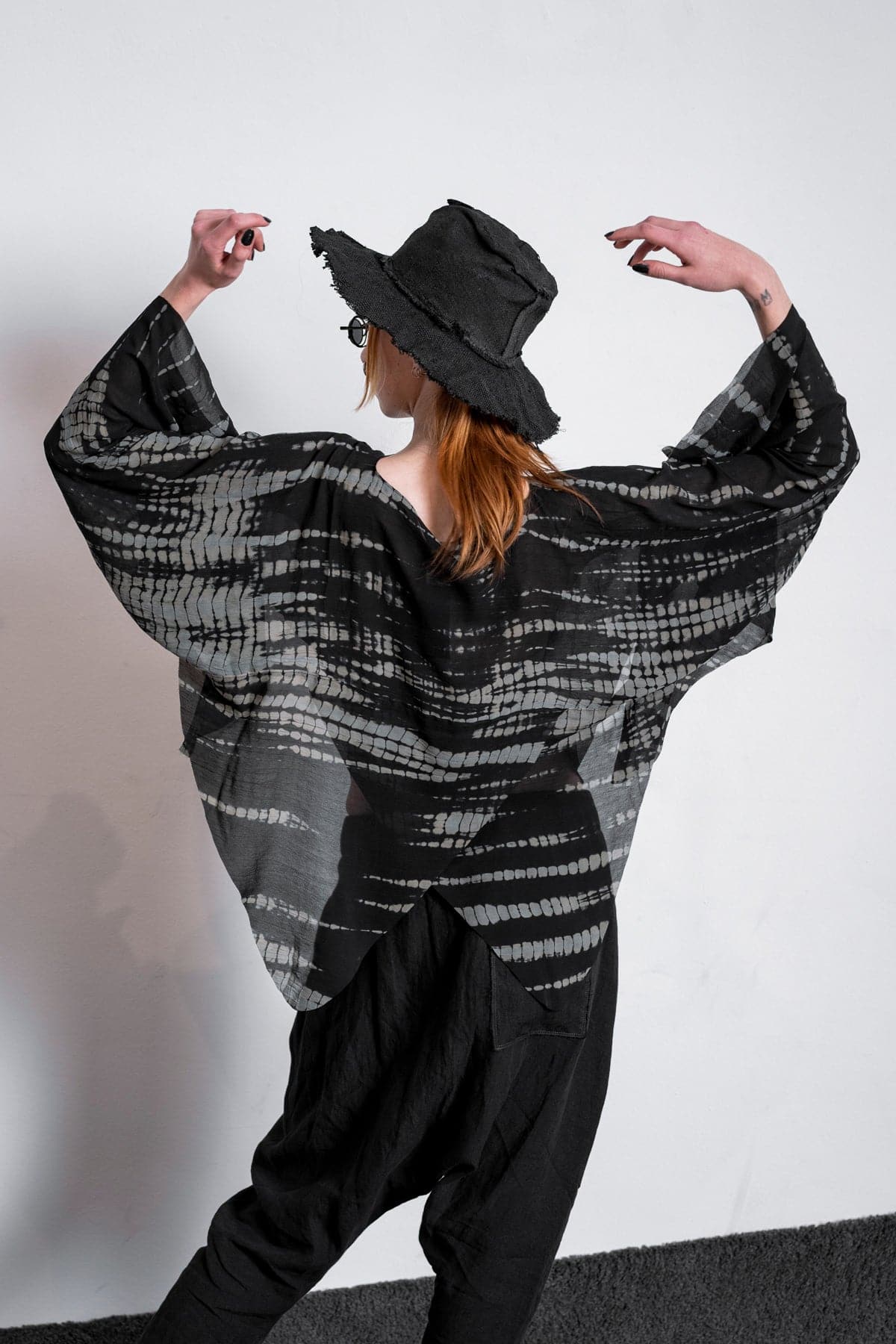 eigensinnig wien | Lucifer | Extravaganter schwarzer Seidenschal mit Print für Damen