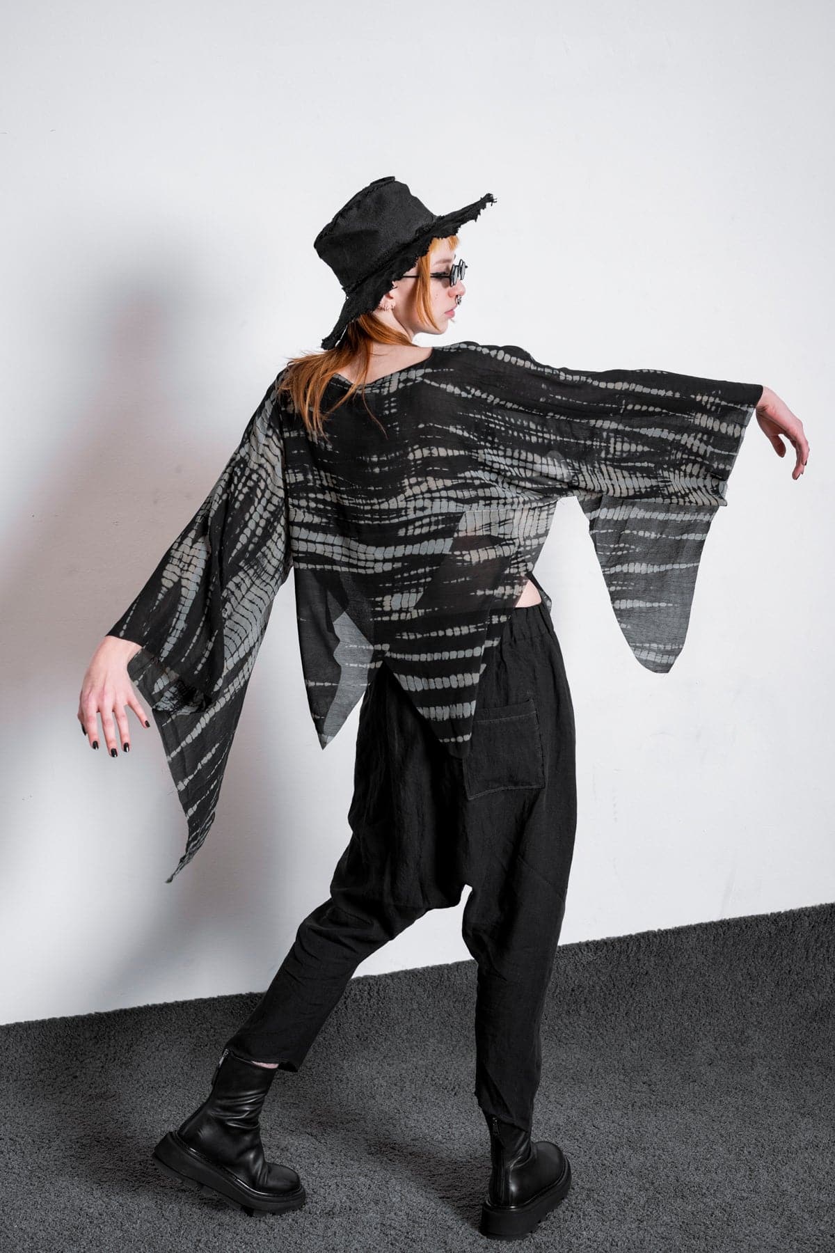 eigensinnig wien | Lucifer | Extravaganter schwarzer Seidenschal mit Print für Damen