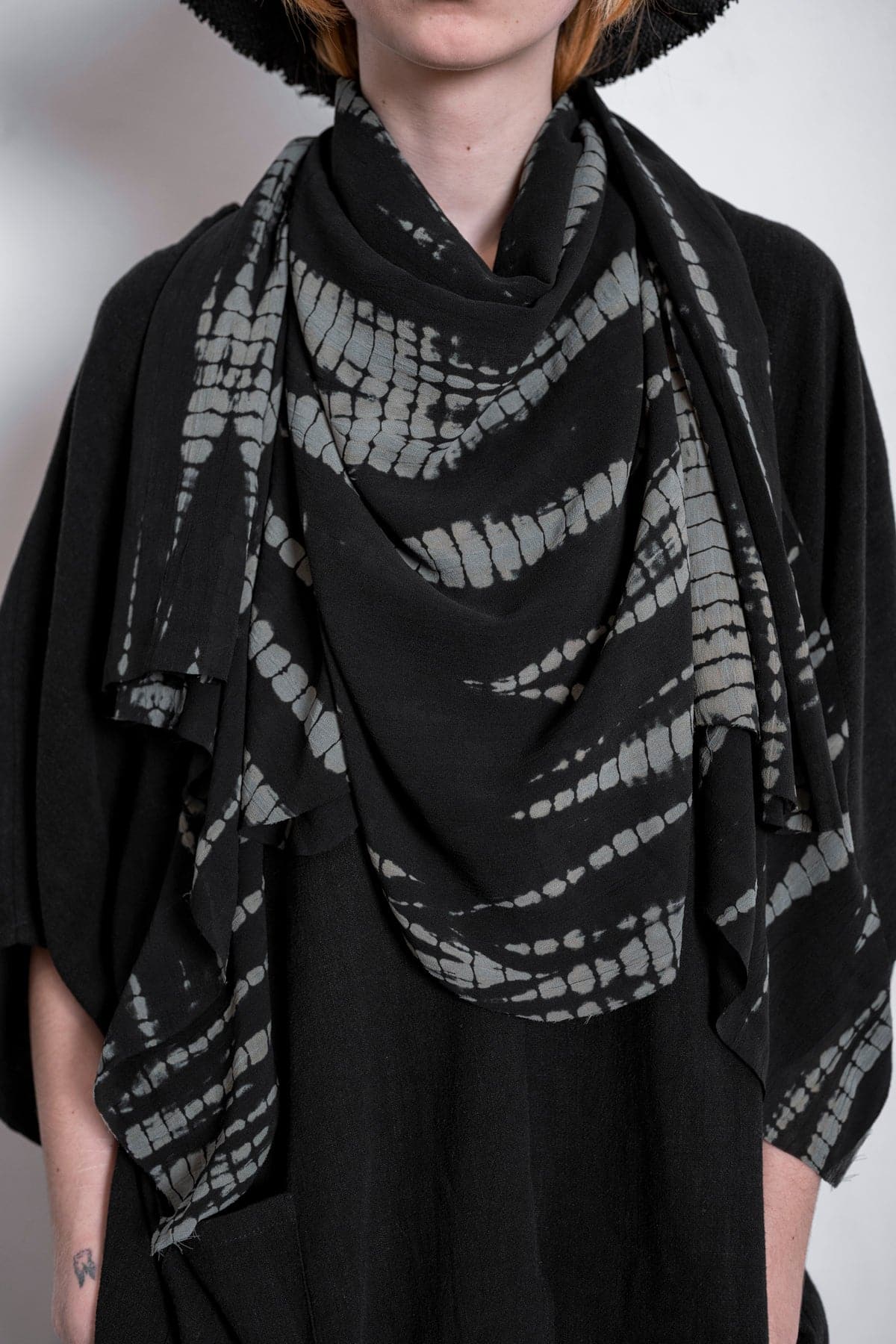 eigensinnig wien | Lucifer | Extravaganter schwarzer Seidenschal mit Print für Damen